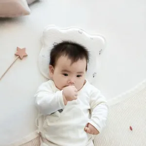 Detailweergave van het ergonomische babyhoofdkussen met zachte afneembare hoes voor pasgeboren.