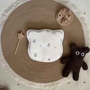 Detailopname van zacht babyhoofdkussen met pinguïnprint en ademende mesh-stof voor comfort.