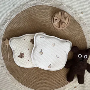 Schattig berenvormig babykussen met traagschuim en ademende gewatteerde katoenen hoes voor baby's.