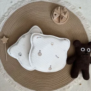 Details van ademend babykussen met schattige circaprint, zacht hoofdsteunkussen voor baby.