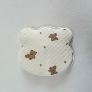 Schattig berenvormig babykussen met gewatteerde hoes en zachte katoenen kern voor pasgeboren comfort.