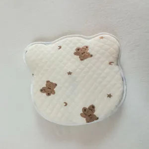 Detailopname van het schattige berenvormige babykussen met traagschuimkern en zachte hoes.