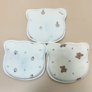 Schattig beren-babykussen met ademende gewatteerde stof en leuke cartoon-dierenprints.