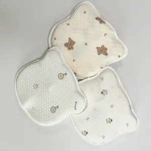 Zacht babykussenset met ademende honingraatstof en ergonomische berenvorm voor pasgeborenen.