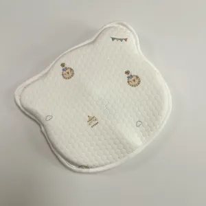 Close-up detail van zacht babyhoofdkussen met schattige circusdieren printontwerp.