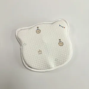 Ademend pasgeboren babykussen met schattige berenvorm en zachte honingraatstof voor comfort.