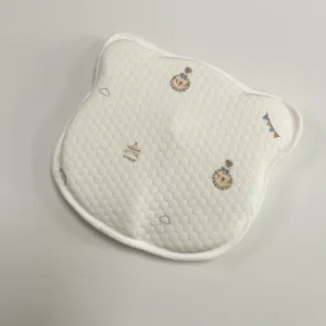 Ademend katoenen babykussen met schattige dierenvorm en circusprint voor comfortabele slaap.