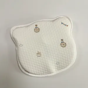 Ademend babykussen in de vorm van een schattige berenprint voor pasgeboren wieg