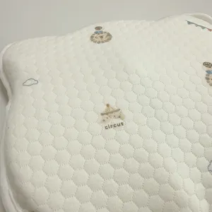 Ademend babykussen detail met leuk circus patroon, zacht hoofdkussen voor pasgeborenen.