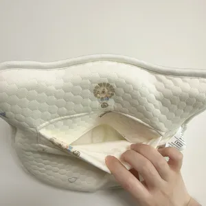 Klasse A babykussen met wasbare hoes, gewatteerd design en berenprint voor pasgeborenen.