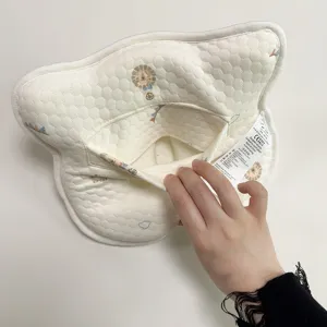 Zacht ademend babykussen met schattig patroon, ergonomisch hoofdkussen voor pasgeborenen.
