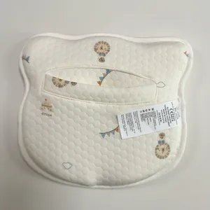 Detailopname van het babykussen detail, zachte gewatteerde stof, veilige hoofdondersteuning.