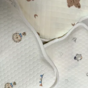 Baby traagschuim kussen detailweergave, zachte katoenen hoes met schattige dierenprints.
