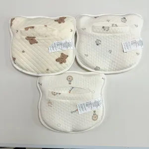 Close-up van babykussens met schattige dierenprints en veilige hoezen voor pasgeborenen.