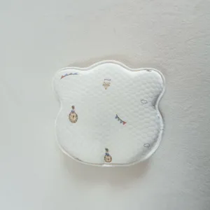 Baby traagschuim kussen detail, schattige berenvorm circus print, zachte stof voor pasgeboren baby.
