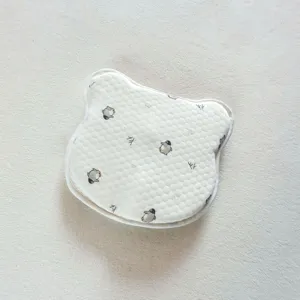 Schattig berenvormig babykussen met ademende honingraatstructuur en leuke pinguinprint.