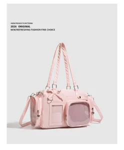 Dettaglio della borsa rosa con finestra trasparente, fiocco carino e tasca a rete.