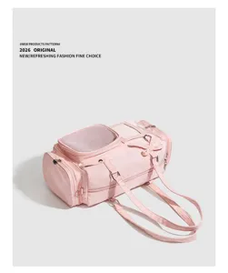 Primo piano dettagliato della borsa ita rosa con tasca superiore in mesh trasparente e bel fiocco.