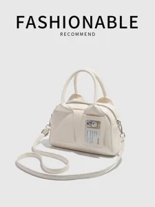 Bonito bolso de mano blanco con un tarjetero transparente y correa para uso diario.