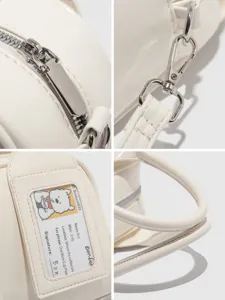 Bolso bandolera estilo universitario de piel sintética blanca con herrajes metálicos y tarjetero.
