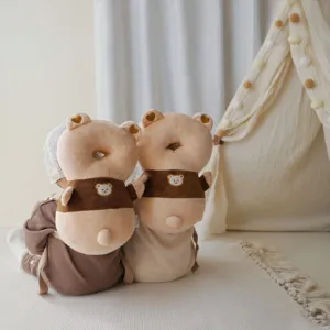 Detailaufnahme des Babyschutzkissens im süßen Bären-Design aus weichem Plüschmaterial.