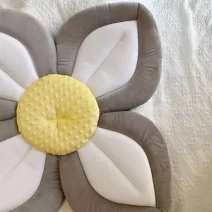 Tappeto da bagno per neonati a forma di fiore morbido con petali grigi e gialli accoglienti.
