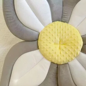 Dettaglio primo piano tappeto bagno neonato fiore soffice peluche, petali grigi bianchi accoglienti.
