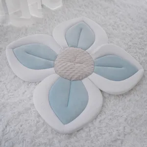 Vista dettagliata del morbido cuscino da bagno per neonati a forma di fiore con tessuti peluche.
