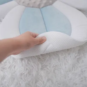 Dettaglio cuscino bagno neonato, rete traspirante sotto, tappetino doccia morbido forma fiore.