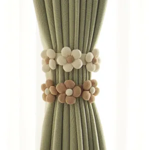 Gros plan sur les attaches de rideaux en forme de fleur mignonne detail de corde coton
