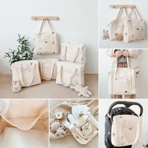 Ins-Stil gesteppte Wickeltasche mit süßer Tierstickerei, mehreren Fächern und Kinderwagenclips.
