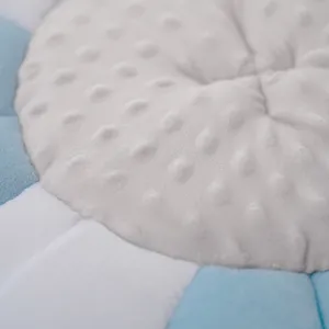 Primo piano dei dettagli del morbido tappetino da bagno per bambini in tessuto peluche.