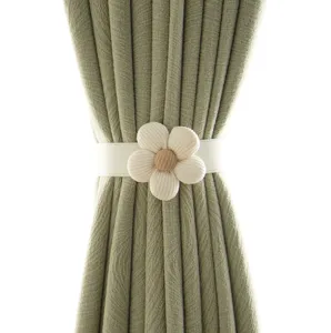 Gros plan détaillé de l'attrape-rideau en tissu minimaliste, montrant texture et design.