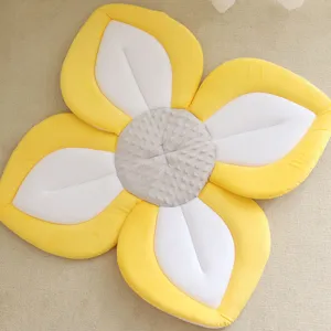 Grazioso cuscino in peluche a forma di fiore con petali gialli e centro grigio per bambini.