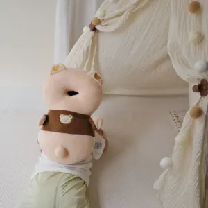 Details des weichen Plüsch Baby Schutzkissens gegen Stürze mit süßem Bärendesign.