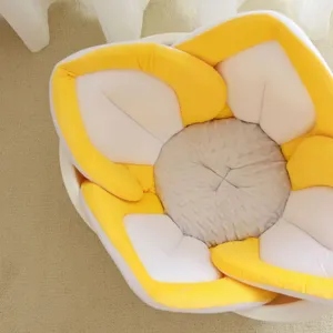 Dettaglio cuscino da bagno per neonati a petalo giallo e bianco morbido, peluche comodo.