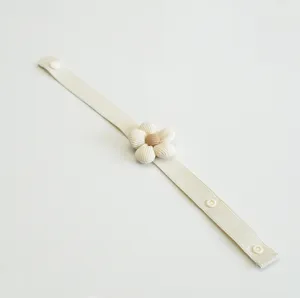 Attache de rideau minimaliste en coton beige avec un joli décor de fleur en tissu.