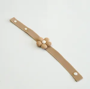 Embrasse de rideau minimaliste style coréen avec fleur en tissu et fermeture à bouton-pression.