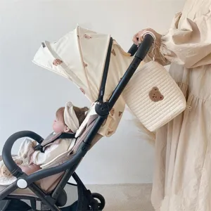Skandinavische Wickeltasche für Babys mit süßer Bären-Stickerei und Kinderwagen-Halterung.
