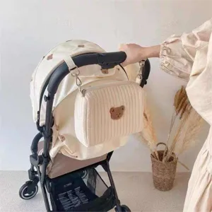 Nordischer Stil beige Kinderwagen Organizer Tasche mit süßer Bärenstickerei und praktischen Gurten.