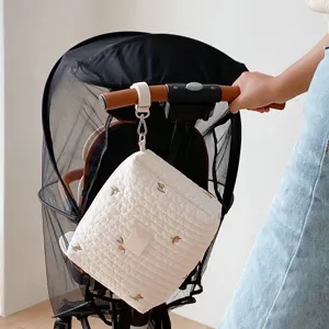 Niedliche gesteppte Wickeltasche mit Fruchtstickerei und Kinderwagengurten für Mütter.