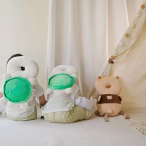 Detailansicht des Babyskopfschutzkissens, süße Schildkrötenform, weicher Plüsch-Sicherheitsgurt.