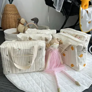 Skandinavische gesteppte Wickeltasche mit niedlicher Tierstickerei und praktischen Fächern.
