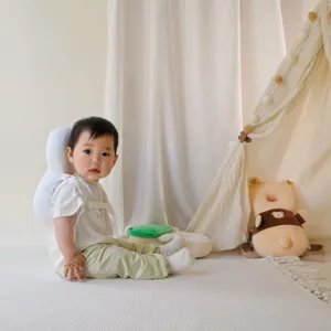 Nahaufnahme des Baby Kopfschutzkissens mit süßem Wolken-Design und bequemen Gurten.