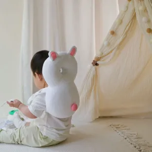 Weiches Baby Kopfschutz Kissen Detail mit süßen Hasenohren und atmungsaktiven Riemen für Schutz.