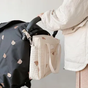 Gesteppte Baby Wickeltasche mit süßem Bärenstickerei und Kinderwagenhaken für den Alltag.
