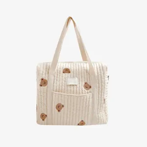 Nordischer stil gesteppte wickeltasche shopper mit süsser bären stickerei und fronttasche.