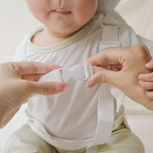 Baby Kopfschutz Kissen Schnalle Detail, sicherer Gurt fur Kleinkinder beim Laufen lernen.