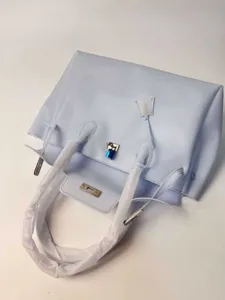 Sac cabas jelly en PVC bleu clair, grand sac a main d'epaule avec serrure metal et protection.