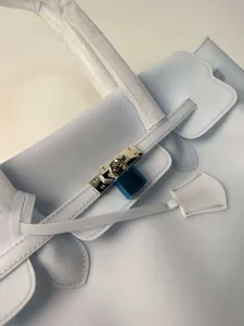 Sac cabas jelly en PVC bleu clair élégant sac à main bandoulière femme avec cadenas.